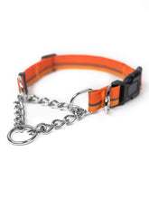 Mighty Paw collar martingale: cadena de acero inoxidable y acabado naranja en talla mediana.