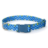 Mile High Life collar para perro con patrón de olas geométricas en azul claro, ideal para paseos.