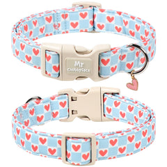 MR.CHUBBYFACE collar a cuadros azul con corazón rojo, perfecto para fotos.