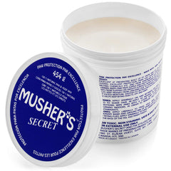 Musher's Secret envase de cera para patas, práctico y compacto.