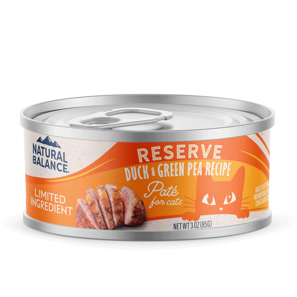 Natural Balance paté de pato con guisantes en lata para gatos con digestión sensible.