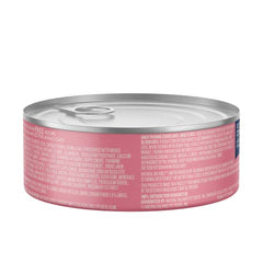 Lata de Natural Balance abierta mostrando porciones sabrosas de salmón.
