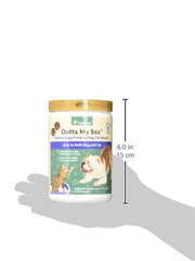 Perro consume gomita NaturVet Outta My Box para apoyar hábitos de convivencia con gatos.