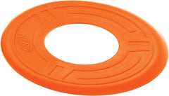 Nerf Dog Atomic Flyer naranja, alta visibilidad para seguirlo durante el juego.