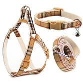 Collar y arnés NISIYE con diseño a cuadros para paseos seguros y estilosos.