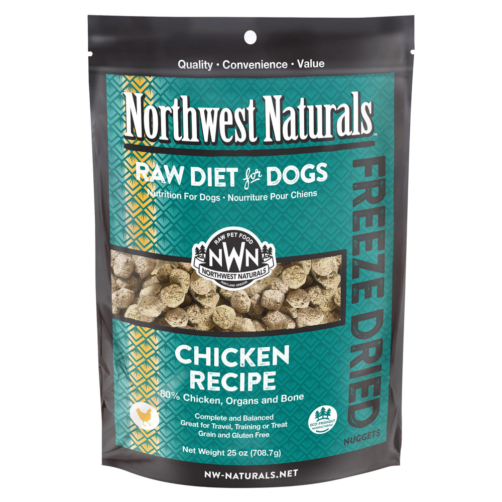 Northwest Naturals bocado pollo deshidratados en plato, snack natural para perros.