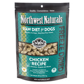 Northwest Naturals bocado pollo deshidratados en plato, snack natural para perros.