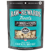 Northwest Naturals Premios de pollo deshidratado en trozos, fáciles de morder para perros y gatos.