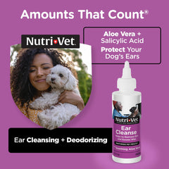 Primer plano de oreja de perro limpia con Nutri-Vet para oídos.