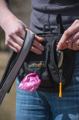 OllyDog Backcountry Day Bag, dispensador de bolsas integrado para desechos rápidos.