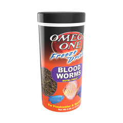 Omega One gusanos sangre congelados, primer plano que destaca su textura rica en proteína.