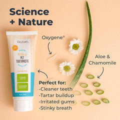 Aplicación con cepillo para dientes de mascota usando gel de Oxyfresh.