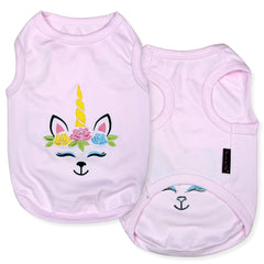 Camiseta Parisian Pet con unicornio bordado en rosa, ideal para paseos con estilo.