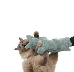 Paw Puppets protege la mano durante el juego interactivo del gato.