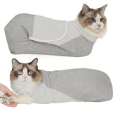 Pawfun envoltura autoadhesiva para gato durante corte de uñas, facilita la manipulación segura.