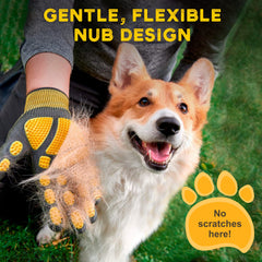 Guantes Pawradise con masaje relajante para mascotas durante el cepillado.