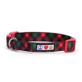 Collar Pawtitas Navidad con diseño plaid, ideal para lucir festivo y seguro.
