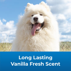PetAg Fresh ’n Clean Snowy-Coat Shampoo espuma cremosa en pelaje blanco.