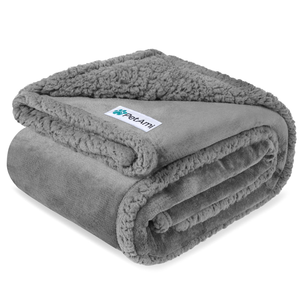 PetAmi manta impermeable para perro sobre sofá gris protege el mueble