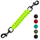 PetBonus clips de seguridad para collar de perro en neon verde, opción visible para evitar accidentes.