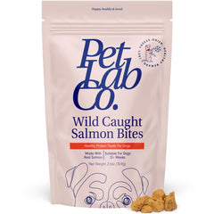 PetLab Co. trozos salmón liofilizado para perros, apoyando la piel y el pelaje.