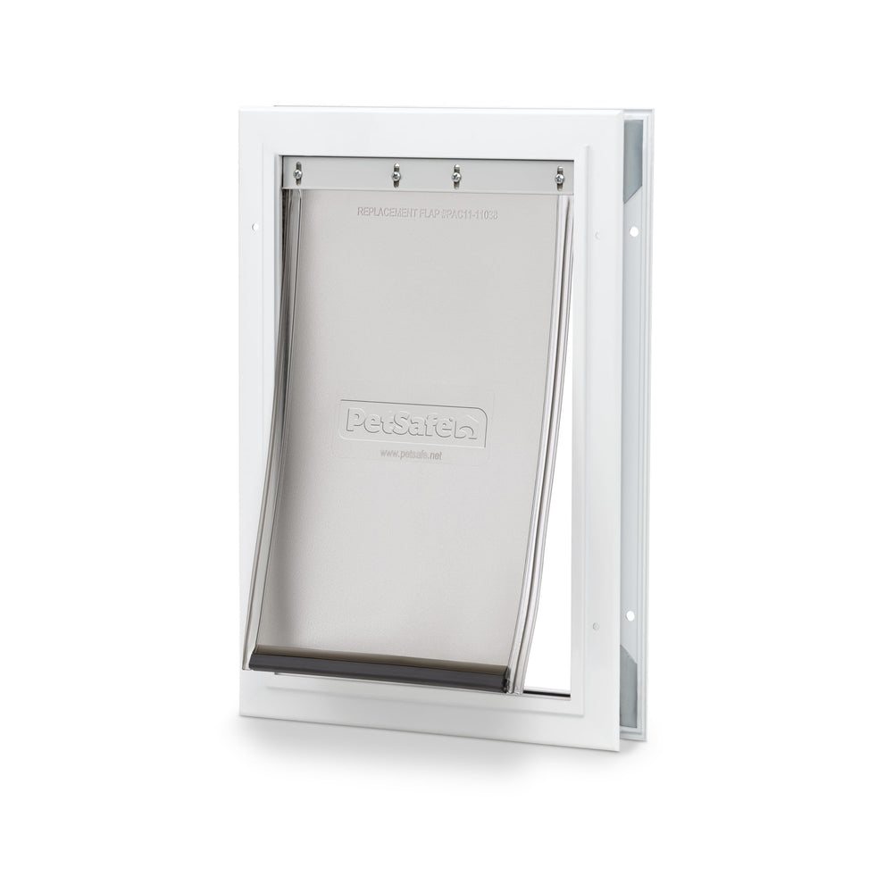 PetSafe puerta de aluminio blanca para perros y gatos, facilita movilidad y acceso.