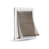 PetSafe Puerta para Mascotas de Aluminio, vista frontal exterior, mejorando el aislamiento en climas extremos.