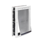PetSafe Puerta Plástica para Mascotas instalada en puerta de madera, instalación rápida