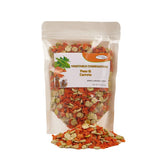 Pleasantly Warm envase con trozos de zanahoria y guisantes, premio saludable para conejos.