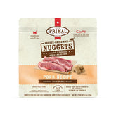 Primal Pet Foods trozos cerdo crudo liofilizado en recipiente, opción conveniente para gatos.