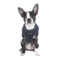 Detalle del cinturón de pecho ajustable del arnés Puppia gris X-Small.