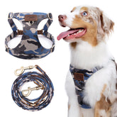 Puppytie arnés para perro mediano en camuflaje azul, ajuste cómodo y seguro para paseos diarios.