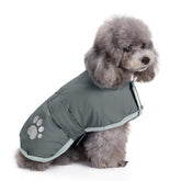 Queenmore abrigo para perro, vista frontal con cierre de gancho para fácil puesta