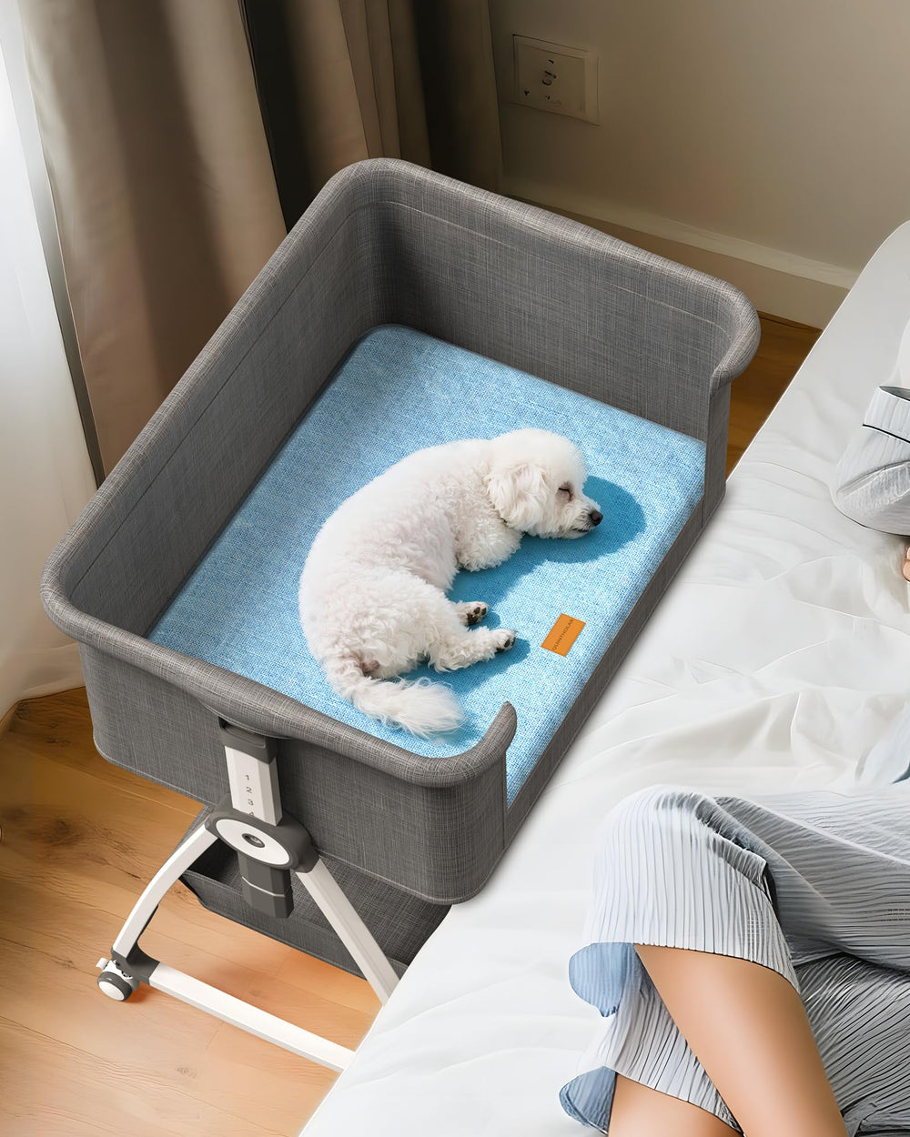 Cama lateral QUINTHOLAR para mascotas, vista frontal cerca de la cama.