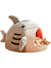 Cama QWINEE para gato con forma de tiburón, vista frontal y descanso cómodo.