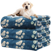 Rezutan manta para perros patitas azul marino, textura suave para dormir.