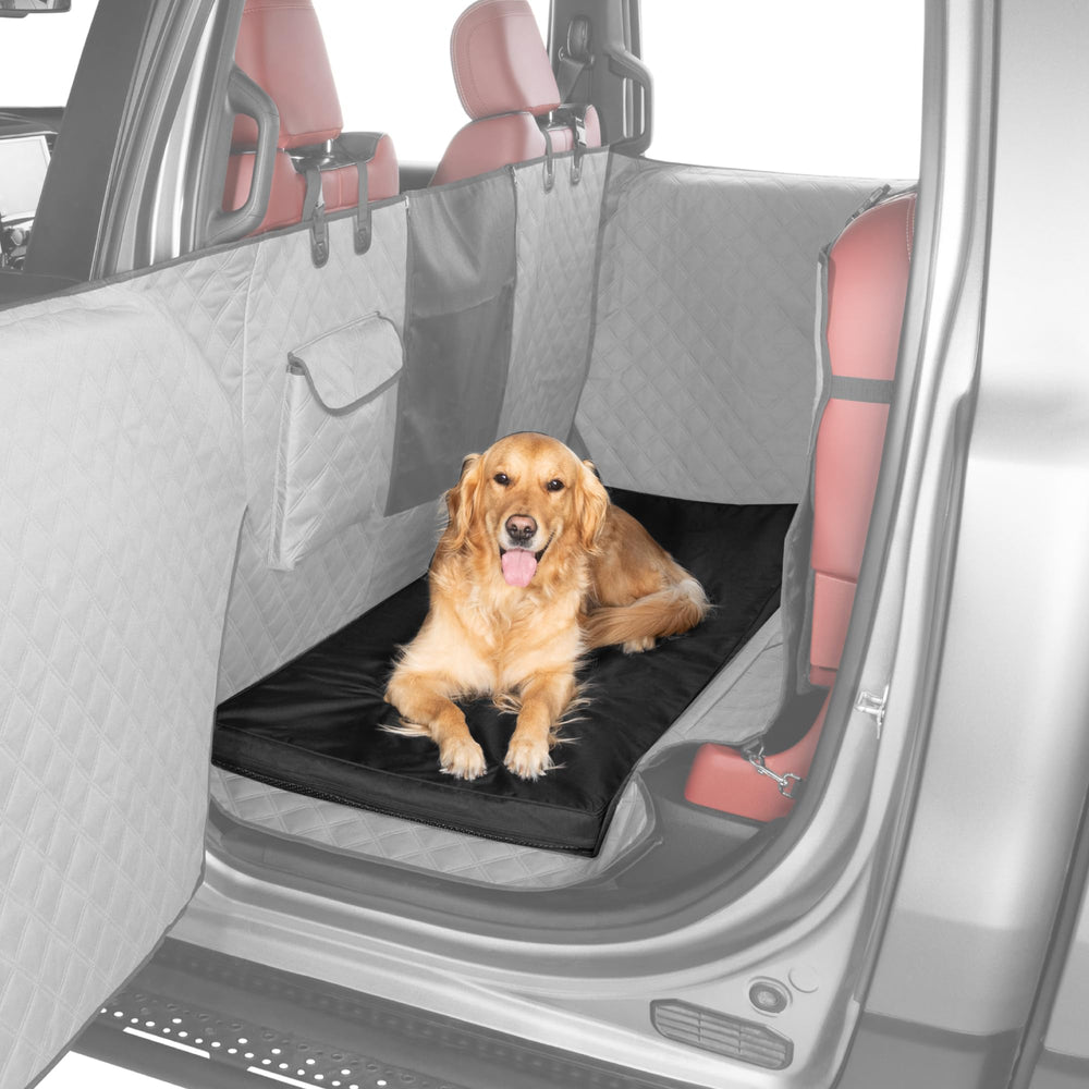 Cama Ruff Liners en asiento trasero para camión, comodidad para paseos largos.