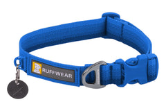 Ruffwear Front Range Collar muestra ajuste ideal con hebilla lateral para una sujeción segura.