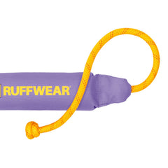 Ruffwear Lunker flotando en agua gracias al núcleo de espuma reciclada.