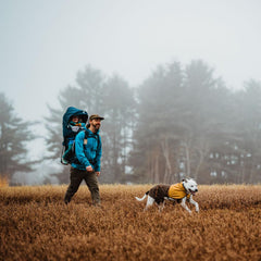 Ruffwear: cierre rápido facilita ponerse y quitarse la chaqueta.