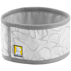 Ruffwear Swamp Cooler: cuello para perro en grafito gris durante paseo.