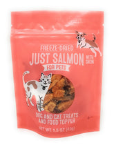 Salmón liofilizado con piel, empaque frontal, snack natural para perros y gatos.