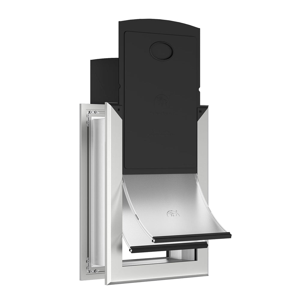 Puerta Sammak para perro grande instalada en pared exterior para acceso cómodo.