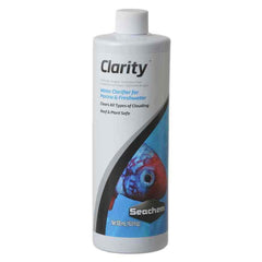 Seachem CLARITY, botella vertiendo, mejora la claridad del agua en acuarios.
