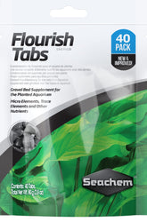 Seachem Flourish Tabs insertadas en grava para nutrir raíces de plantas acuáticas.