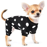 Pijama Sebaoyu para perros con puntos negros, confort cálido para noches frías.