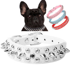 Serijoars collar para perro con espigas, estilo audaz y presencia segura en paseos diarios.