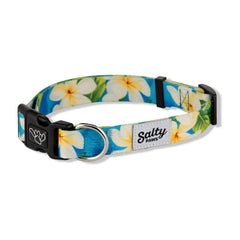 Collar Shaka's Salty Paws con estampado floral azul hawaiano, ideal para paseos tropicales.