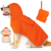 SlowTon impermeable para perros con capucha transparente protegiendo de la lluvia.