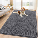 Alfombra Smiry para puertas mostrando huellas mojadas; absorbe humedad en la entrada.
